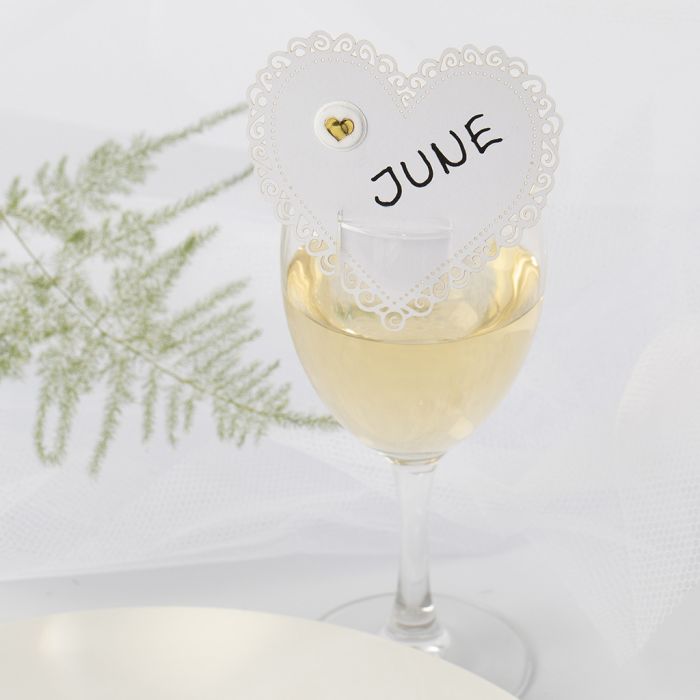 Un marque-place de mariage en forme de coeur décoré d'un autocollant gonflé