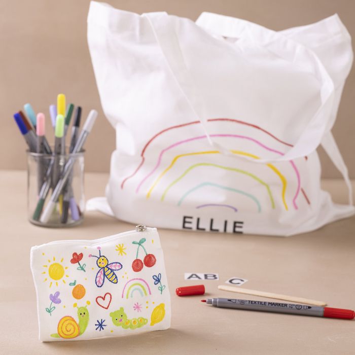 Un sac de courses décoré avec des marqueurs pour textile et des autocollants à transférer