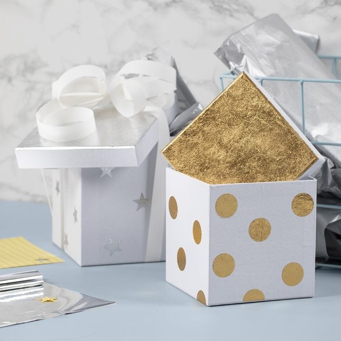 Une boîte décorée de film décoratif