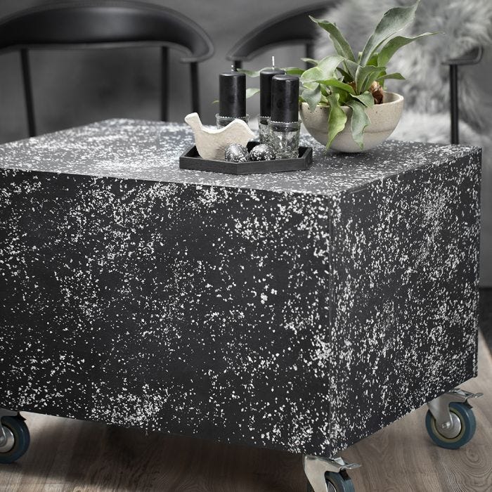 Un podium en palettes avec un aspect terrazzo.