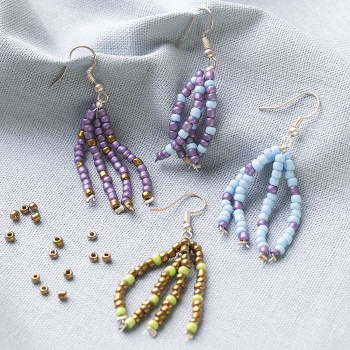 Des boucles d'oreilles décorées de pompons en perles de rocaille