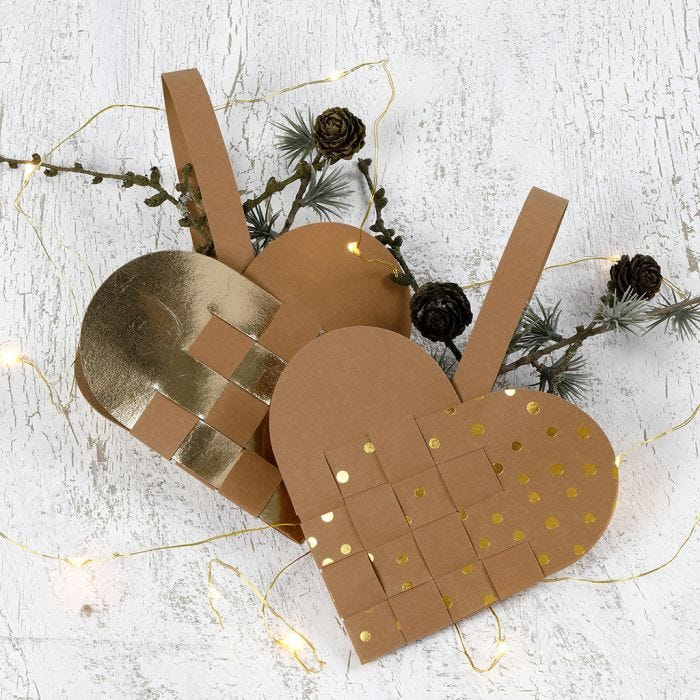 Un panier de Noël tressé, en forme de coeur, fait avec du papier imitation cuir