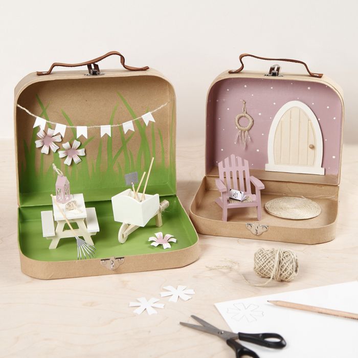Petites valises transformées en un monde de jardin avec peinture, meubles et accessoires miniatures