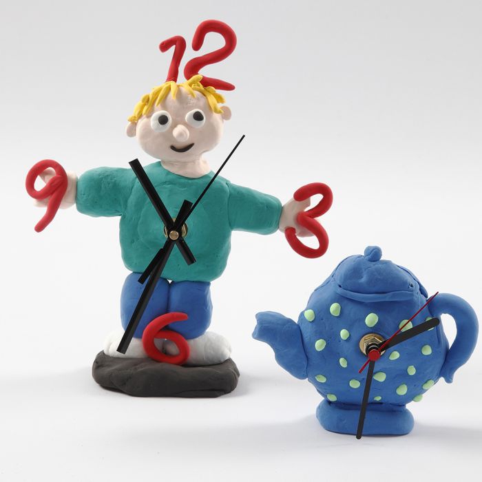 Réalisez votre propre horloge avec un mécanisme d’horloge et de la pâte de soie.