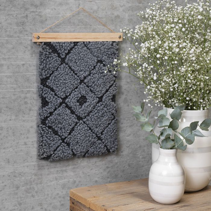 Une décoration murale avec broderie au punch needle