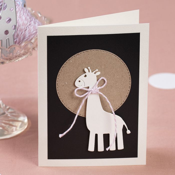 Une invitation décorée d'une girafe perforée