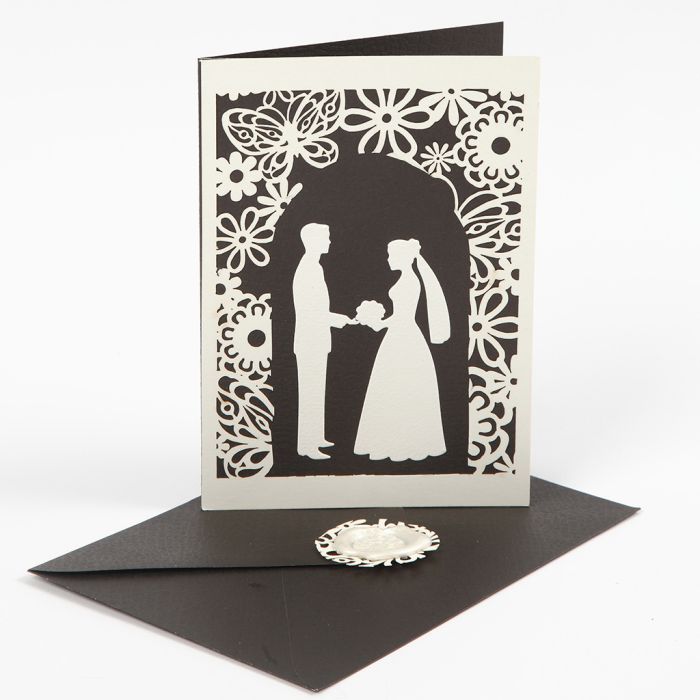 Une invitation de mariage avec un design de mariage découpé et du carton dentelé