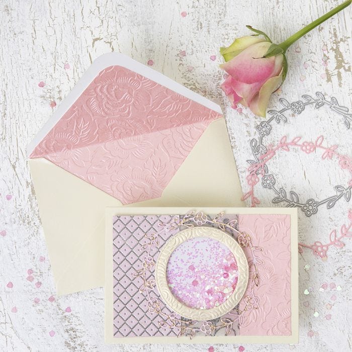 Une carte à secouer avec le motif d'un cercle et une enveloppe assortie en papier fait main