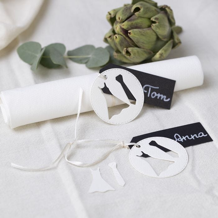 Un marque-place de mariage avec une robe et une cravate