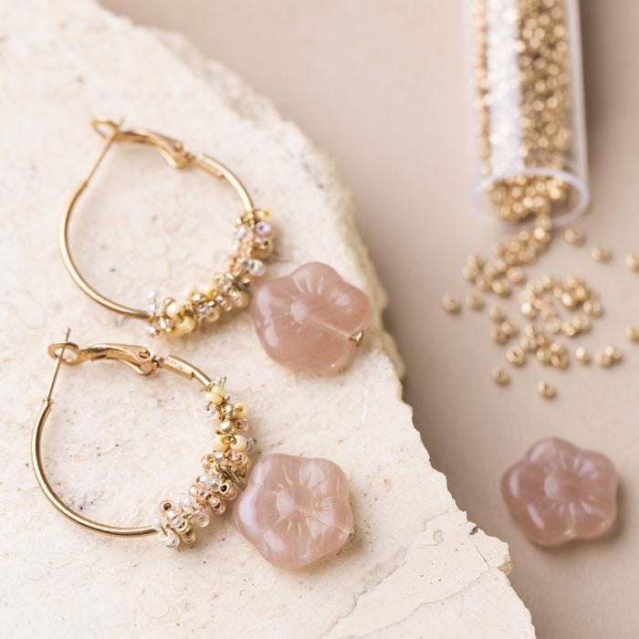 Boucles d'oreilles rondes faites avec des perles de rocaille et des perles de verre