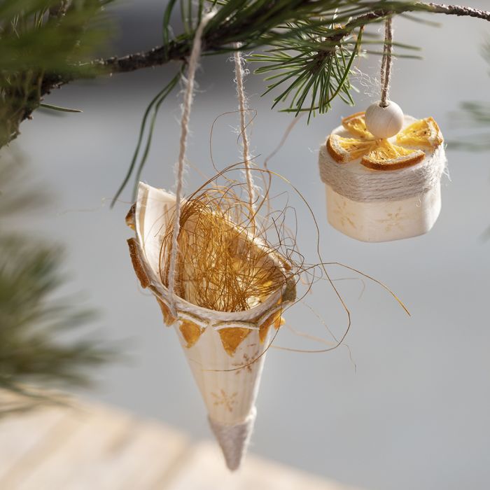 Un cône en placage de bois décoré avec des motifs estampés et des matériaux naturels