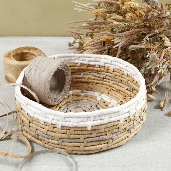Tissez un panier en spirale avec du raphia en papier