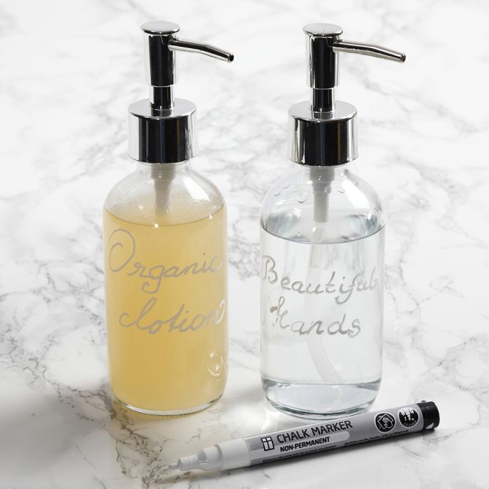 Un distributeur de savon décoré avec des feutres à craie