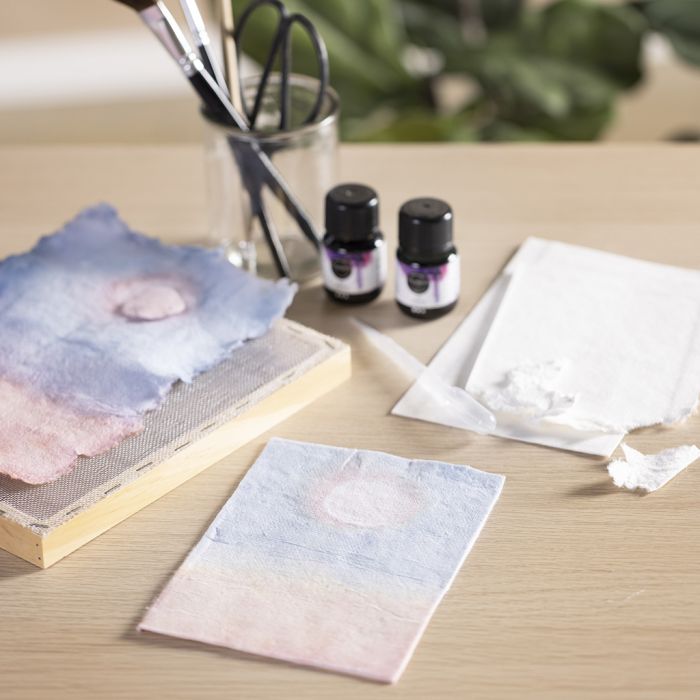 Une image sur du papier fait main, faite en une graduation de couleurs avec de l'aquarelle liquide art aqua 