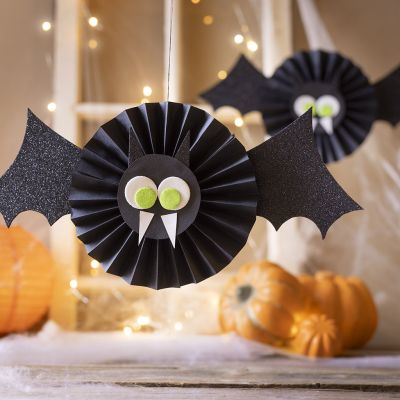 Chauve-souris en papier cartonné et feuilles de mousse