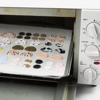 Comment cuire des charms, des pendentifs et des perles en pâte polymère fine