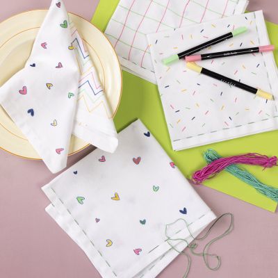 Serviettes en tissu aux motifs colorés