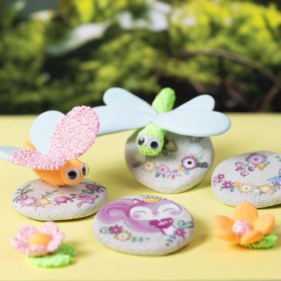 Pierres modelées décorées d'autocollants et d'insectes