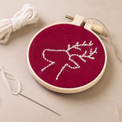 Un cadre de broderie décoré d'un renne brodé