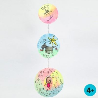 Un Mobile fait &agrave; partir de ronds disques en papier cartonn&eacute; avec aquarelles, empreintes et dessins