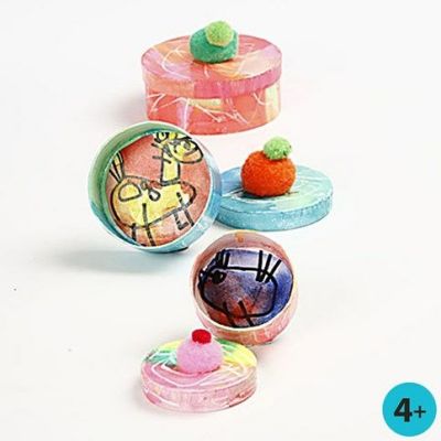 Bo&icirc;tes avec pastels &agrave; l'huile Gallery comme dessin invisible sous aquarelles