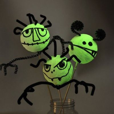 Monstres en polystyrène phosphorescents dans le noir