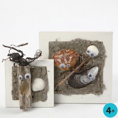 Un cadre en collage avec un motif de plage r&eacute;alis&eacute; avec le vernis-colle A-Color Allround Medium et du sable