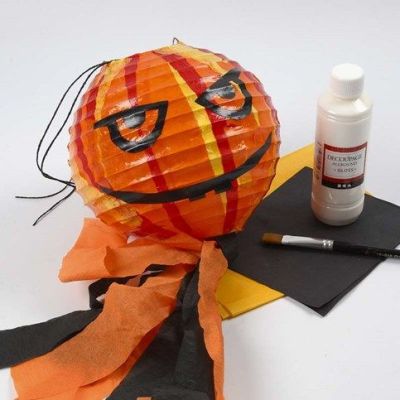 Une lanterne citrouille réalisée à partir d’une lampe en papier de riz.