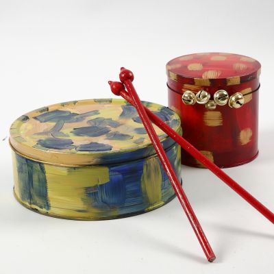 Un tambour fait &agrave; partir d'une bo&icirc;te &agrave; gateaux et des baguettes faites avec des tuteurs