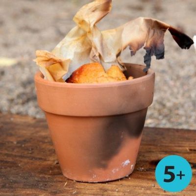Pain fait sur feu dans un pot de fleurs en terre cuite rouge &agrave; bordure