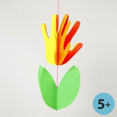 Une fleur aux couleurs vives faite avec des mains et du papier cartonn&eacute;