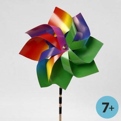 Un moulin &agrave; vent fait &agrave; partir de papier cartonn&eacute; arc-en-ciel
