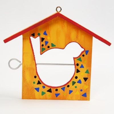 Une mangeoire pour oiseaux en forme de maison