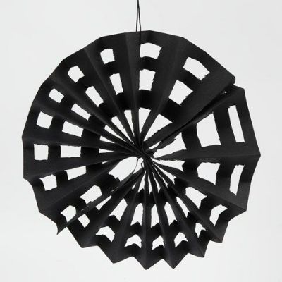 Une toile d’araignée en papier kraft noir