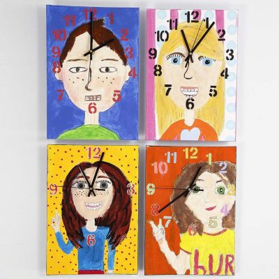 Une horloge murale faite &agrave; partir d'une toile d&eacute;cor&eacute;e et d'un m&eacute;canisme d'horloge