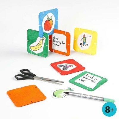 Des pi&egrave;ces de constructions en papier cartonn&eacute; blanc peintes et d&eacute;cor&eacute;es au marqueur