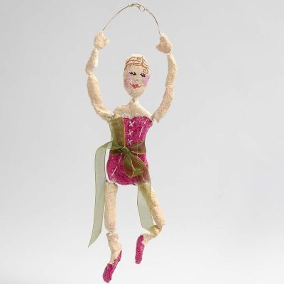 Une ballerine faite de fil de bonsa&iuml; dor&eacute; recouvert de p&acirc;te &agrave; papier m&acirc;ch&eacute;.