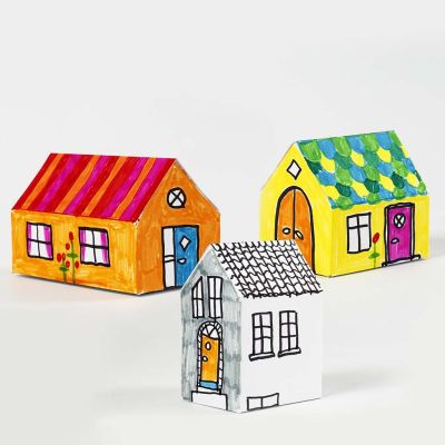 Une maison en carton assemblée et décorée