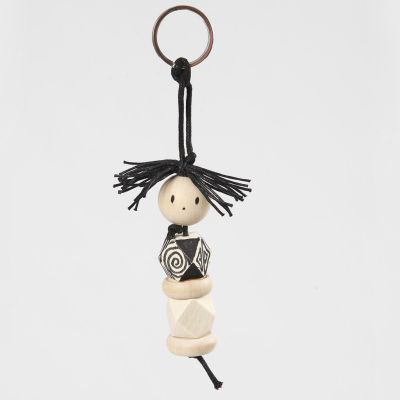 Un porte-clés réalisé avec des perles en bois sur une cordelette