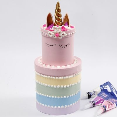 Le gâteau arc-en-ciel à étages réalisé avec des boîtes rondes et décoré de Silk Clay Creamy.