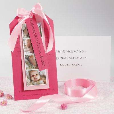 Une invitation pour un baptême avec des photos