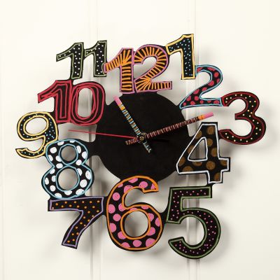 Une horloge murale décorée avec de la peinture de loisirs