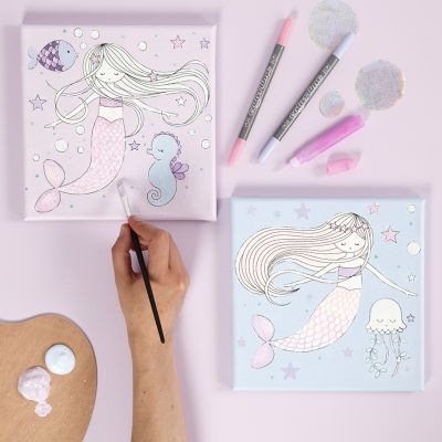 Une toile avec un motif de sirène décorée avec des marqueurs et de la colle pailletée