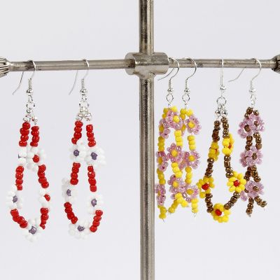 Boucles d’oreilles avec des fleurs en perles de rocaille