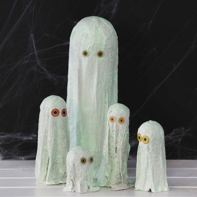Fantômes en bandages de gaze peints avec de la peinture luminescente