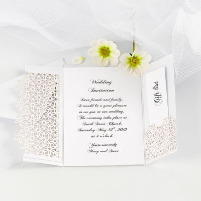 Un faire-part de mariage à deux volets décoré de carton à motif dentelle