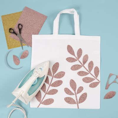 Un sac de shopping avec des feuilles en feuille thermocollante.