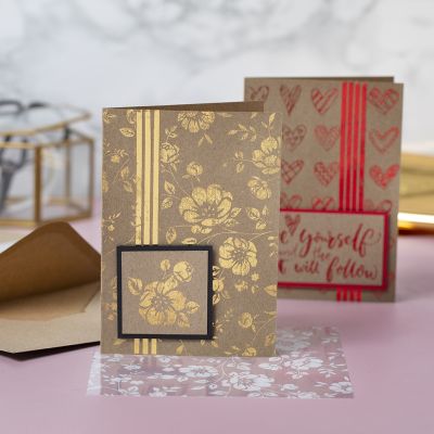 Cartes de vœux décorées de fleurs et de cœurs en feuille adhésive et feuille métallisée Deco Foil