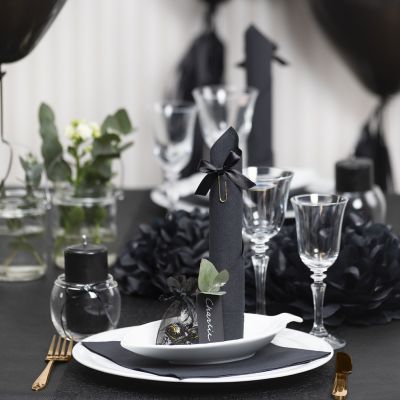 Décorations de table noires avec des fleurs en papier