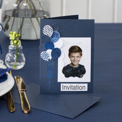 Une invitation avec une photo et des ballons découpés à l’emporte-pièce